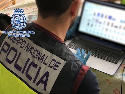 Agentes trabajando en la llamada Operación Ninfa contra la producción y distribución de material pedófilo en la red.