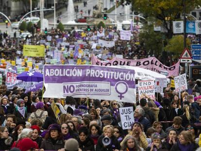 Manifestación en Madrid por la eliminación de la violencia contra la mujer. En vídeo, las mujeres salen a la calle por el 25N para pedir igualdad y el cese de la violencia machista.