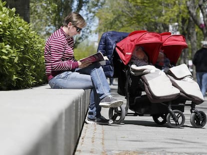 Una madre con sus bebés en un parque de Madrid, en una foto de archivo.