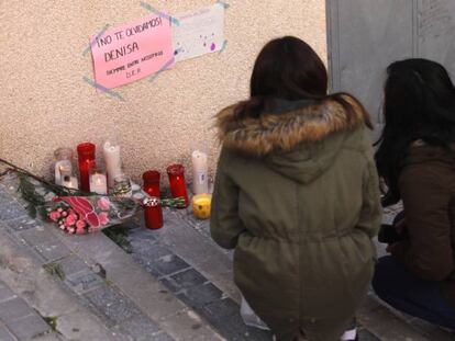 Puerta del local ante el que se halló el cadáver de la joven asesinada en Alcorcón.