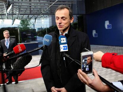 El ministro Pedro Duque a su llegada a Bruselas, este viernes. ELISA MANRIQUE SASTRE (EFE) / VÍDEO: EFE