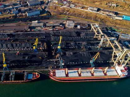 Puerto de carga de carbón en Jabárovsk (Rusia).