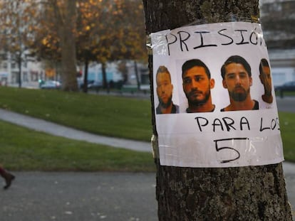 En la foto, carteles en el centro de Pamplona con las caras de los miembros de La Manada.