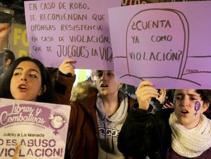 Manifestación frente al Ministerio de Justicia de Madrid. Miles de mujeres salen a la calle contra la ratificación de la sentencia de La Manada.