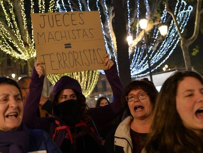 Manifestación contra la sentencia de La Manada en Sevilla el pasado 5 de diciembre. LAURA LEÓN EL PAÍS