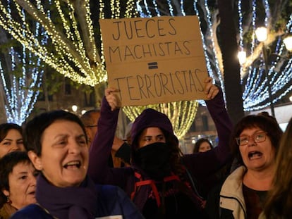 Manifestación contra la sentencia de La Manada en Sevilla el pasado 5 de diciembre. LAURA LEÓN EL PAÍS