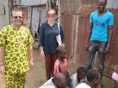 El supuesto abusador salesiano Juan José Gómez (de pie a la izquierda), junto a varios niños de la calle en Benín. En vídeo, una de las víctimas, Patrick Yehouenou, denuncia su caso.