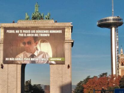 Activistas de Greenpeace cuelgan un meme gigante para exigir al presidente Pedro Sánchez el fin de la venta de armas.