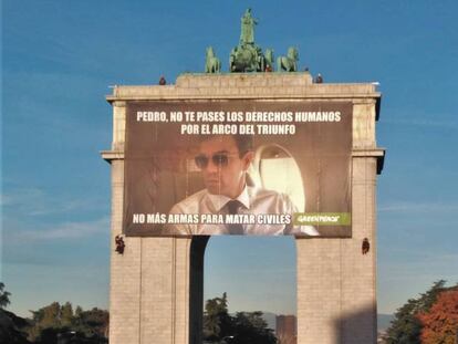 Activistas de Greenpeace cuelgan un meme gigante para exigir al presidente Pedro Sánchez el fin de la venta de armas.