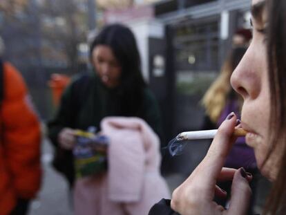 Una joven fumando un cigarro en Terrassa (Barcelona). En vídeo, aumenta el número de fumadores en España.