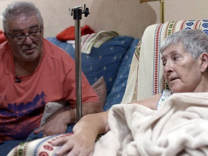 Santiago Álvarez y su esposa, María José Chamizo, fotografiados el pasado martes 11 de diciembre en su casa de Madrid.