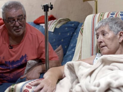 Santiago Álvarez y su esposa, María José Chamizo, fotografiados el pasado martes 11 de diciembre en su casa de Madrid.