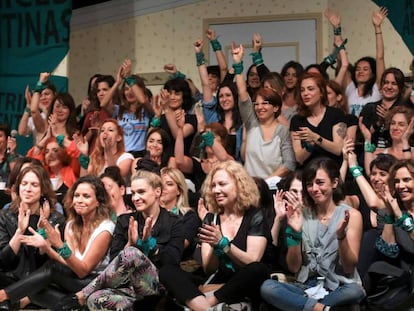 Actrices argentinas en la conferencia en la que hicieron pública la denuncia contra Darthés. En vídeo, una denuncia por violación a una actriz cuando era menor une a las actrices argentinas.