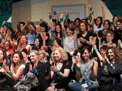 Actrices argentinas en la conferencia en la que hicieron pública la denuncia contra Darthés. En vídeo, una denuncia por violación a una actriz cuando era menor une a las actrices argentinas.