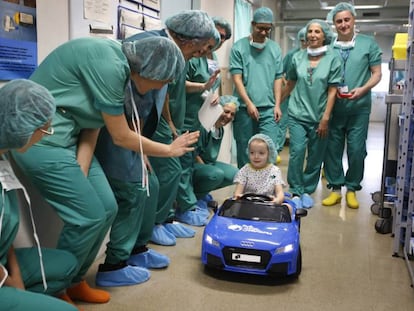 Noa vai no carrinho à sala de cirurgia, na sexta-feira no Parc Taulí de Sabadell.