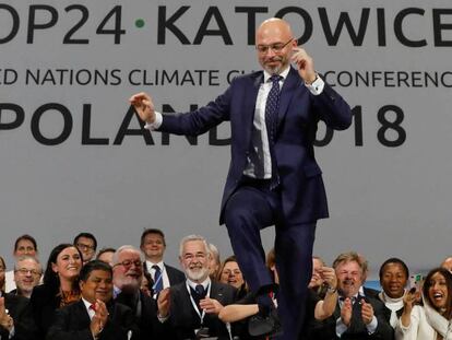 El presidente de la cumbre, Michal Kurtyka, reacciona al pacto alcanzado por los países en Katowice, Polonia.