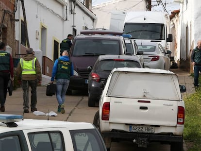 Efectivos de la UCO inspeccionan una vivienda en El Campillo (Huelva). En vídeo, así es el principal sospechoso del crimen.