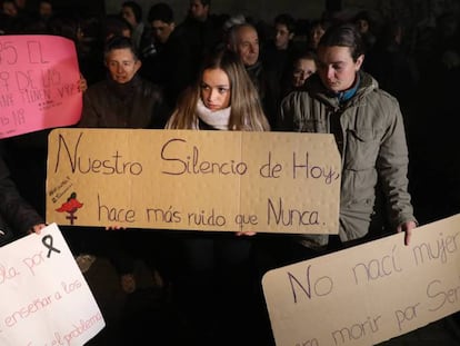 Concentración en Villabuena del Puente (Zamora). De allí descendía la familia materna de Luelmo. En vídeo, la localidad donde trabajaba Laura Luelmo homenajea a la profesora.