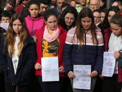 Los vecinos de El Campillo (Huelva) se concetran para condenar la muerte de la profesora. En vídeo, la Policía inspecciona minuciosamente la vivienda del detenido por la muerte de Laura Luelmo.