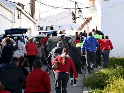 Residents of El Campillo surround the patrol car carrying the self-confessed killer of Laura Luelmo (Spanish narration).