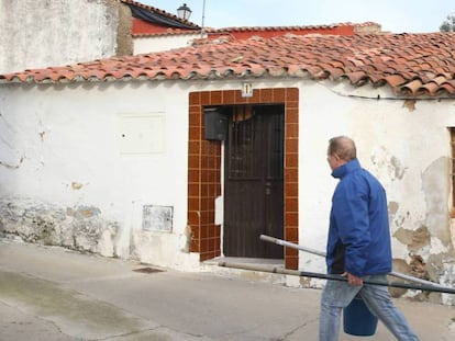 La casa del asesino confeso en El Campillo. En vídeo, las primeras imágenes de Montoya detenido y la ira de los habitantes de El Campillo contra él.