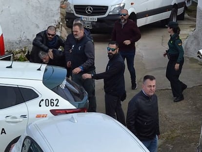 Agentes de la Guardia Civil escoltan a Bernardo Montoya tras la reconstrucción del crimen. En vídeo, los vecinos reaccionan al ver volver a Montoya a su casa.