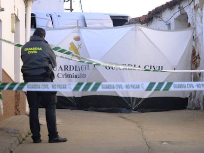 Un agente de la Guardia Civil en la zona acordonada de la calle de Córdoba. En vídeo, Montoya, a la espera de declarar ante la juez que instruye el caso.