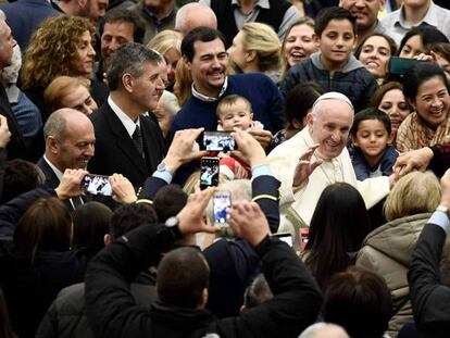 El Papa Francisco llega a su audiencia en el Vaticano. En vídeo, declaraciones del Papa.