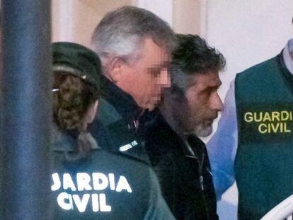 El asesino confeso de la joven zamorana Laura Luelmo, Bernardo Montoya (centro) a su llegada a los juzgados de Valverde del Camino (Huelva). En vídeo, Montoya pide perdón a la familia.