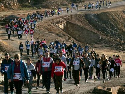 Cientos de personas recorren este domingo la distancia entre el instituto de Nerva (Huelva) en el que trabajaba Laura Luelmo y el lugar de El Campillo en el que fue hallado su cadáver.