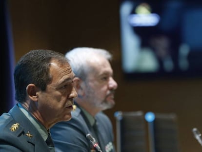 El coronel jefe de la Comandancia de la Guardia Civil de Huelva, Ezequiel Romero, a la izquierda, y el teniente coronel de la Unidad Central Operativa (UCO) Jesús García Fustel, durante la rueda de prensa.