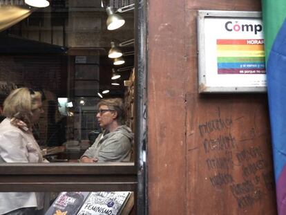 Alicia Pérez conversa con Helle Bruun en su librería en el centro de Barcelona. En vídeo, la historia de los derechos LGTBI en seis minutos.