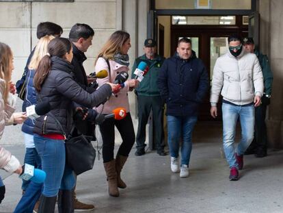 Algunos de los miembros de La Manada, el pasado 26 de diciembre a la salida del juzgado en Sevilla.