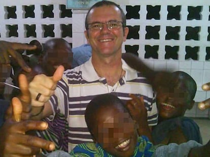 Juan José Gómez, junto a varios niños de Benín, en una imagen sin datar. En vídeo, el testimonio de una de las presuntas víctimas.