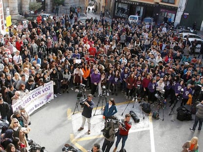 Manifestación de repulsa por la agresión en el Ayuntamiento de Callosa d'En Sarriá. En vídeo, la Guardia Civil no descarta que haya más víctimas por parte de 'La Manada de Callosa'.