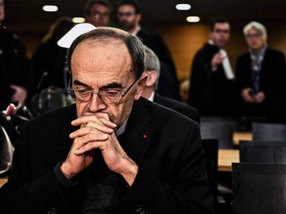 Philippe Barbarin, ayer antes de iniciarse el juicio en la corte de Lyon. En vídeo, las víctimas reaccionan al comienzo del juicio al cardenal.