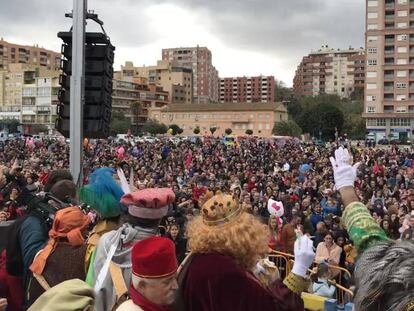 FOTO: El Llano Amarillo durante el acto de recepción de los Reyes Magos en enero del pasado año. / VÍDEO: El traslado del detenido.