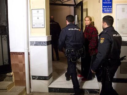 Varios policías acceden al edificio de la localidad malagueña de Fuengirola, donde una mujer de 47 años ha fallecido al ser apuñalada presuntamente por su pareja de 50 años.