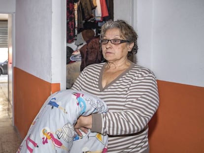 Rosario Planas, de 66 años, este martes, junto al trastero donde ha vivido con su hijo desde octubre en Valencia.