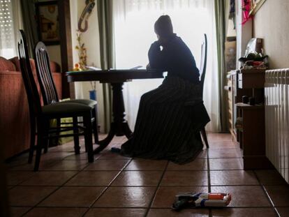 En la imagen, una mujer en situación de pobreza energética, en 2017 en Madrid.