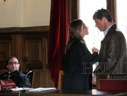 Foto: Rebeca Santamalia, junto a José Javier Salvador, en 2005 durante el juicio por la muerte de su esposa, en la Audiencia de Teruel. En vídeo: declaraciones de Carmen Sánchez, delegada del Gobierno en Aragón.