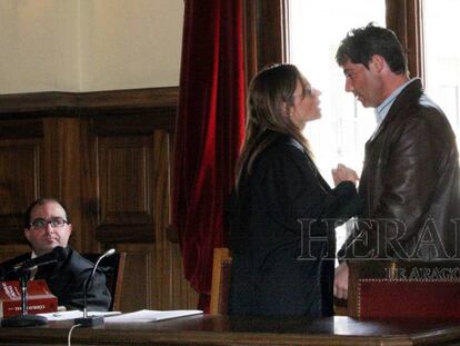 Rebeca Santamalia y José Javier Salvador, durante el juicio en 2005 por el asesinato de su esposa, en la Audiencia de Teruel. En vídeo, imágenes de archivo de la abogada.