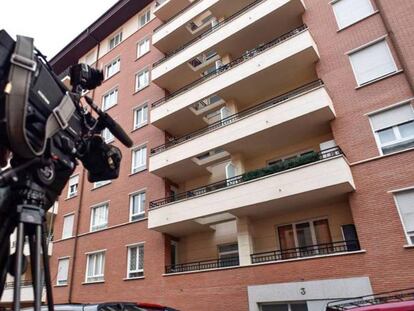 Una cámara graba frente a la vivienda. Una joven halla a su hermana de nueve años muerta en brazos de su madre en Bilbao.