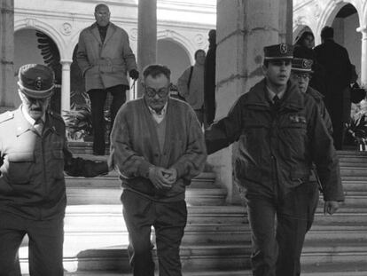 José Pareja, el asesino y exmarido de Ana Orantes, a la salida de la sala de la Audiencia de Granada en diciembre de 1998, cuando su juicio quedó visto para sentencia. En vídeo, el testimonio de Orantes en Canal Sur en 1997.