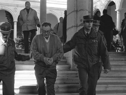 José Pareja, el asesino y exmarido de Ana Orantes, a la salida de la sala de la Audiencia de Granada en diciembre de 1998, cuando su juicio quedó visto para sentencia. En vídeo, el testimonio de Orantes en Canal Sur en 1997.