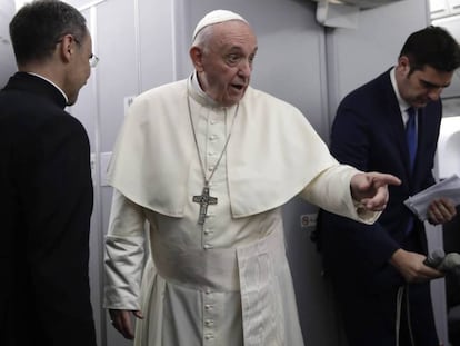 Foto: Francisco se dirige a los periodistas en el avión papal tras despegar de Ciudad de Panamá. / Vídeo: Declaraciones del Papa Francisco.