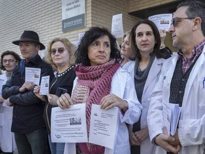 Protesta de médicos de atención primaria a las puertas de un ambulatorio de Valencia. En vídeo, médicos de familia de todo el país se movilizan para pedir más tiempo y medios para dar un servicio de calidad a los ciudadanos.