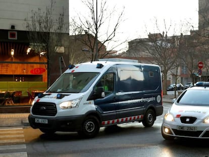 Siete de los ocho detenidos acusados de violar a una joven de 18 años en Sabadell llegan este miércoles a los juzgados. En vídeo, el juez deja en libertad a cinco de los acusados.