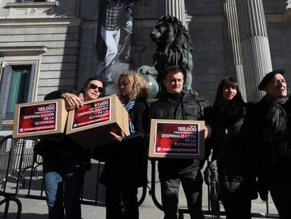 Familiares de Tellaetxe y De Marcos, ante el Congreso con las firmas recabadas.