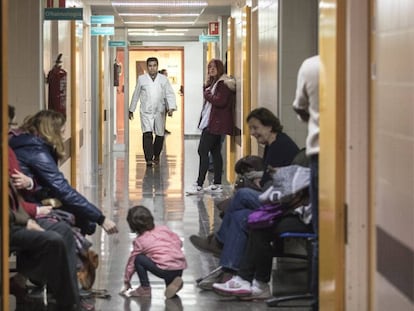 FOTO: Los pacientes esperan a ser atendidos, este lunes en un pasillo del Hospital Obispo Polanco (Teruel). / VÍDEO: Teruel protesta por la escasez de profesionales, este domingo.